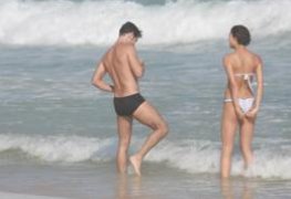 A atriz Sophie Charlotte bem gostosinha na praia