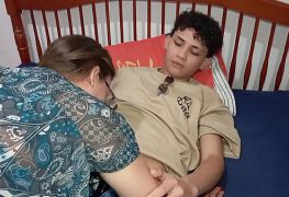 A mãe do meu padrasto me colocou pra arrumar a casa e eu comi ela