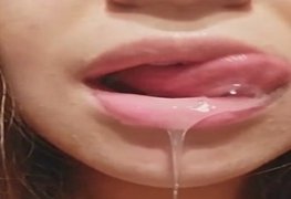 A safada com tesão babando querendo mamar rola