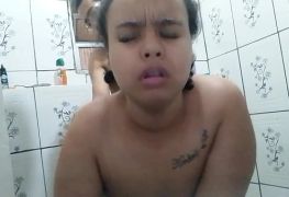 A SAFADA DA MINHA ESPOSINHA VEIO ME PROVOCAR NO BANHEIRO BOTEI ELA NA CHAPA E...