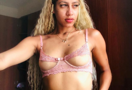 Adria novinha tirando a roupa em lives do Instagram