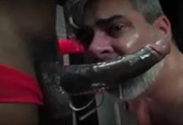Advogado mamando uma rola preta no motel