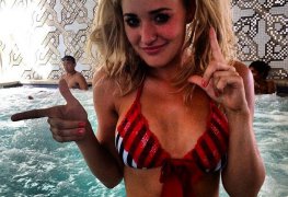 AJ Michalka nua em fotos vazadas