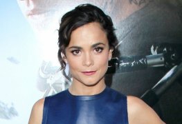 Alice braga pelada na série queen of the south
