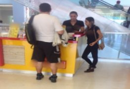 Aline vendedora de quiosqui no shopping foi mostrar o peitão e caiu na net