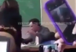 Aluna gostosa mostrando o rabo na aula