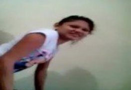 Aluna grava colega de classe dando o cu para o professor