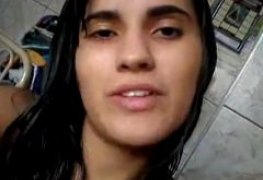 Amadora sapeca grava um pornô caseiro pra enviar pro namorado