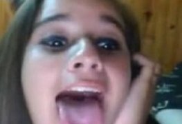 Amanda de 19 anos abrindo cuzinho na webcam