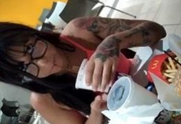 Amanda Souza exibindo a buceta por baixo da mesa do Mc Donalds