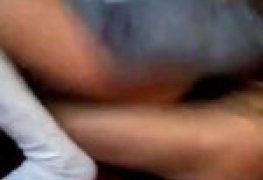 Amiga colegial da irmã entrou no quarto e levou pica