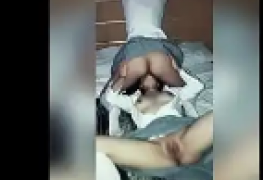 Amigas colegiais com um colega no sexo