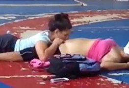 Amigas lésbicas flagradas na quadra se pegando