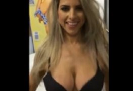 Ana Paula Minerato pagando peitinho na TV