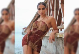 Anitta flagrada se pegando na piscina com o namorado