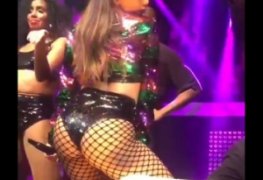 Anitta rebolando a bunda deliciosa em show