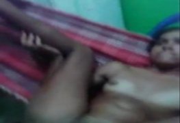 Arrombando o cu da novinha na rede da mãe