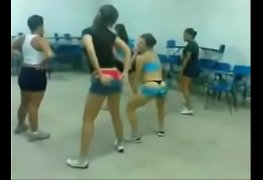 As meninas do colégio opção dançando funk de calcinha