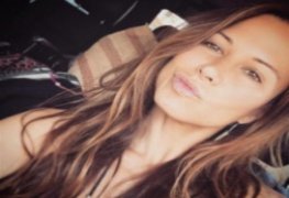 Atriz Rhona Mitra perdeu o celular e caiu na net peladinha