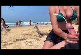 Batendo Punheta Para Estranhos Na Praia