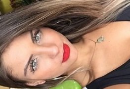 Beatriz Aguiar modelo de londrina PR recebendo uma rola de seu namorado