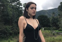 Bella camero pelada em cena quente de sexo no filme sangre