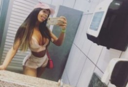 Bia morena maravilhosa peladinha mostrando a marquinha de biquini
