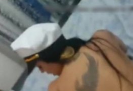 Bia novinha linda vestida marinheira rebolando e levando rola no cuzinho