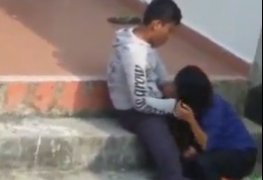 Boquete na escadaria da escola caiu na net