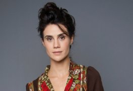 Branca messina pelada em cena de sexo na série amor de 4