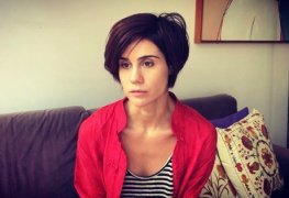 Branca messina pelada mostrando a buceta na série amor de 4