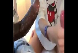 Branquinha casada chupando o negão e o corno