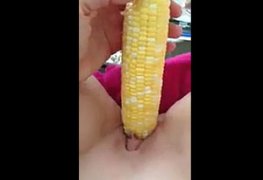Brasileirinha gostosa se masturbou com espiga de milho transmitindo na web