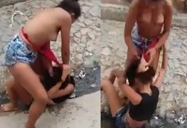 Brigando na rua por causa de macho e pagando peitinho