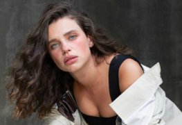 Bruna linzmeyer flagrada de topless mostrando os peitos em praia