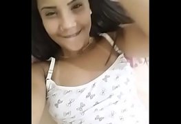 Bruninha safada ouvindo ludmilla e se masturbando