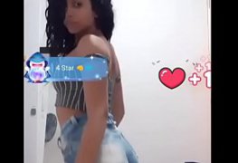 Cacheada de shortinho curto provocando na live
