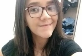 Caiu na net nudes de uma novinha de óculos