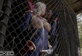 capitã marvel pegando morena gostosa e chupando ela até goza