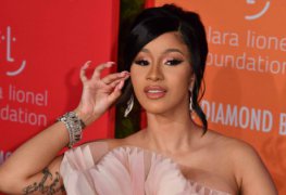 Cardi b rapper americana postou por acidente foto do peitão no instagram