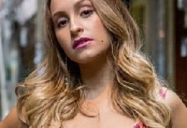 Carla Diaz nua pagando peitinho na Globo