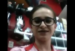 Carla funcionária de uma loja gravou um vídeo dando a buceta pro patrão