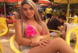 Carol novinha linda pelada na praia provocando o namorado