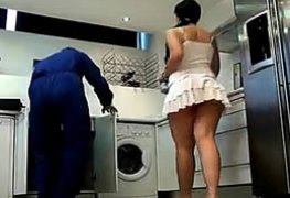 Casada de sainha branca traindo o marido com o encanador