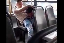 Casada mamando um estranho no ônibus