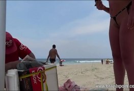 Casada provocando trabalhador na praia