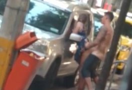 Casal amador caiu no zap trepando na calçada no meio da rua