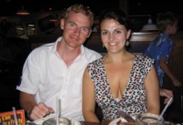 Casal busca macho para comer a esposa.