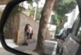 Casal de novinhos trepando na rua durante o dia