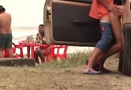 Casal estaciona carro na praia e fode sem se preocupar com amigos próximo